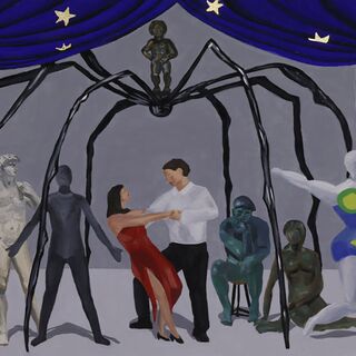 Ein Paar tanzt zwischen verschiedenen europäischen Kunstwerken unter einem blauen Vorhang mit gelben Sternen