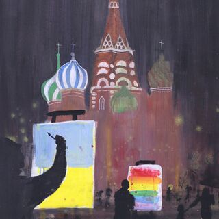 Maler bei Nacht vor dem Kreml, eine Leinwand zeigt die ukrainische, die andere die LGBTQ-Flagge