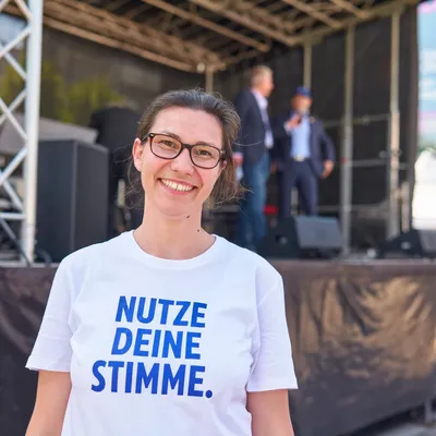 Patricia Krolik vor einer Bühne in Stuttgart