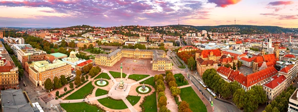 Blick auf Neues Schloss Stuttgart und den Park aus der Vogelperspektive